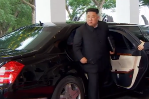 김정은 北국무위원장이 북미회담장 도착시 안경 벗은 이유는...