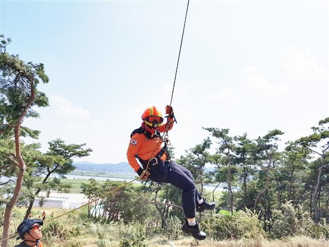 여성 최초의 항공구조구급대원인 배유진 중앙119구조본부 대원이 헬기 강하 훈련을 하고 있다. 소방청 제공