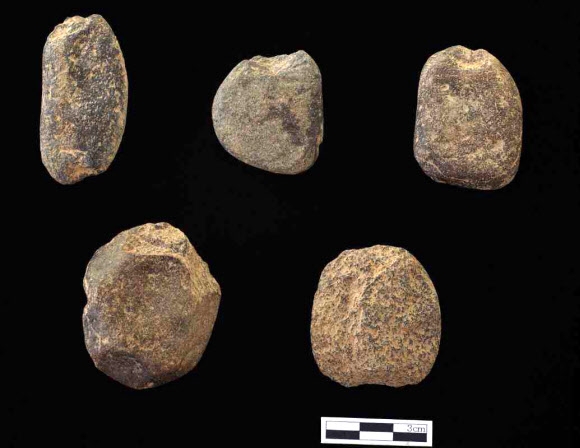 강원 정선 매둔동굴에서 후기 구석기시대인 2만 9000년 전 무렵 사용한 것으로 보이는 그물추가 발견됐다. 구석기시대 문화층(특정 시대 문화 양상을 보여 주는 지층)에서 발견된 그물추의 모습.  연합뉴스