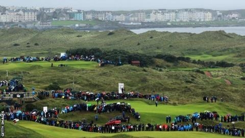 내년 브리티시오픈(디오픈)이 열리는 북아일랜드 앤트림의 로열 포트러시 골프클럽. 지난 2012년 아이리시 오픈 대회 때 11만 2000명의 관중이 찾아 유로피언 투어 기록을 세웠을 때의 모습이다. 