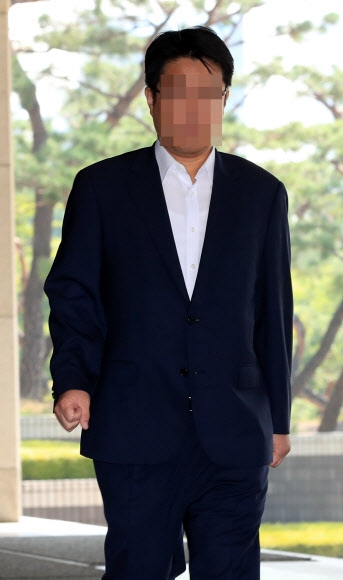 ‘법관사찰 문건’ 작성 의혹을 받는 창원지법 마산지원 김모 부장판사가 8일 오전 서울 서초동 중앙지검에 피의자 신분으로 출석하고 있다. 2018.8.8  연합뉴스