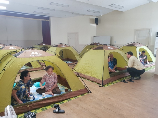 부산 기장읍 강당에 설치된 폭염대피소에서 주민들이 휴식을 취하고 있다.<부산기장군 제공> 
