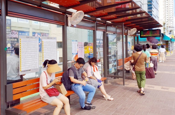 [포토] 버스승강장에 설치된 선풍기