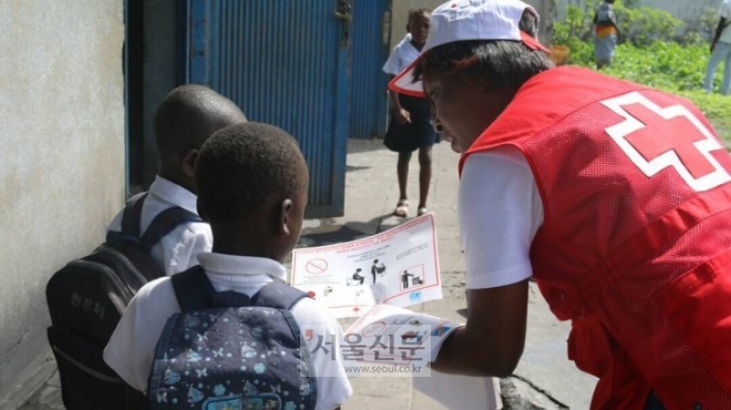 DR콩고 적십자사 봉사단원이 아이들에게 에볼라 예방 수칙을 설명하고 있다.(사진=ICRC 제공)