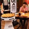 [서울포토] ‘로봇이 피자를 서빙해준대~’