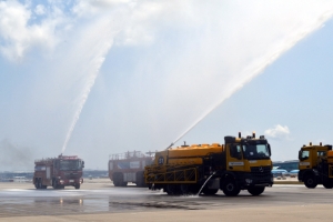 폭염 속 활주로 식히기