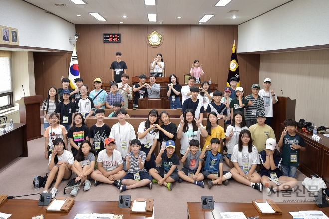 김종혁 김포시의회 부의장을 비롯해 한종우 행정복지위원장과 오강현 의원이 초중고 학생들과 지방자치 제도와 지방의회에 대해 대화의 시간을 가진 뒤 기념사진을 찍고 있다. 김포시의회 제공