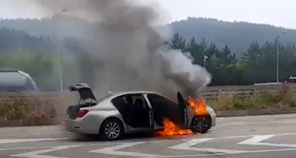 BMW 730Ld 불  9일 오전 7시 50분께 경남 사천시 남해고속도로에서 A(44)씨가 몰던 BMW 730Ld에서 불이 났다. 불은 차체 전부를 태우고 수 분 만에 꺼졌다. 2018.8.9<br>경남소방본부 제공