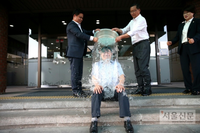 박승원(가운데) 광명시장이 지난 7일 시청  본관  앞에서  ‘아이스버킷챌린지’에 동참하고 있다. 광명시 제공