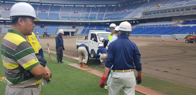 일본 닛산 스타디움에 하이브리드 잔디 구장으로 교체하는 모습을 지켜보는 이효상(왼쪽) 대표. GSTG 제공