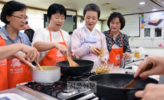 ‘한국의 다과상’을 수강하는 교사들이 윤숙자 한국전통음식연구소장으로부터 요리 팁을 전달받고 있다. (한국전통음식연구소) 