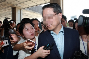 ‘삼성 노조 와해 공작’ 옛 미전실 부사장 검찰 출석…그룹 방침인지 묻자 ‘묵묵부답’