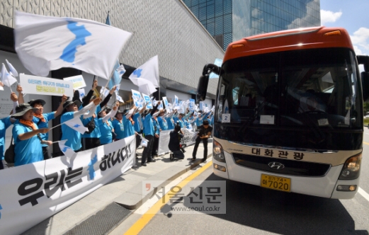 [서울포토] 호텔들어서는 북측 선수단