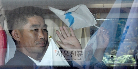 [서울포토] 손흔드는 북한 노동자대표