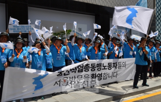 [서울포토] 북측 노동자 환영하는 인파