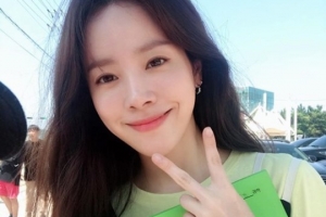 ‘아는 와이프’ 한지민, 드라마 촬영장서 포착 ‘햇살처럼 빛나는 미소’