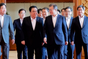 [서울포토]문 대통령, 헌법기관장과 오찬 간담회장으로 이동