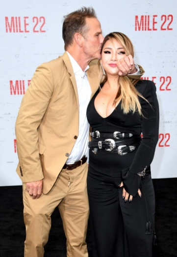 가수 씨엘(CL)이 9일(현지시간) 미국 캘리포니아주 웨스트 할리우드의 웨스트 할리우드 빌리지 극장에서 열린 영화 ‘마일 22(Mile 22)’의 시사회에 참석해 피터 버그 감독과 다정한 포즈를 취하고 있다.<br>AFP 연합뉴스