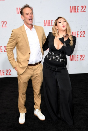 가수 씨엘(CL)이 9일(현지시간) 미국 캘리포니아주 웨스트 할리우드의 웨스트 할리우드 빌리지 극장에서 열린 영화 ‘마일 22(Mile 22)’의 시사회에 참석해 피터 버그 감독과 다정한 포즈를 취하고 있다.<br>AFP 연합뉴스