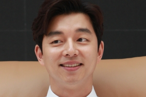 공유, ‘가구 읽어주는 남자’ 일일 도슨트 변신 “휴식기 없는 외모”