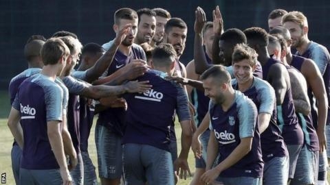 12일(현지시간) 세비야와 수페르코파 경기를 벌이는 FC 바르셀로나 선수들이 바르셀로나 팀 훈련 도중 무니르 엘하다디(가운데 등 보인 이)와 농을 주고받으며 등을 두드리고 있다. 바르셀로나는 최근 10년 동안 아홉 차례나 수페르코파에 진출했다. 바르셀로나 EPA 연합뉴스
