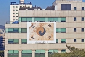 광복절 때 은평 가로수에 걸리는 ‘진관사 태극기’