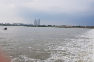 야간 수중 안보여 30분만에 전복 구조보트 수색중단…아침 6시부터 수색 재개