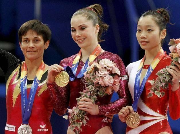2008년 베이징올림픽 도마에서 은메달을 땄을 때의 옥사나 추소비티나(왼쪽). 이때도 이미 금, 동메달리스트와 엄청난 나이 차이가 있었다.