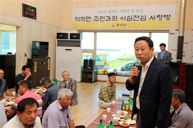 장정민 인천 옹진군수가 덕적도 이심전심 사랑방을 찾아 주민들과 대화를 나누고 있다. 옹진군 제공