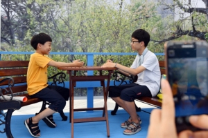 ‘도보다리’서 만난 형제… “우리도 남북정상처럼”