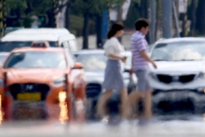 서울 교육청, “최악 폭염 피해 개학 연기 검토하라”