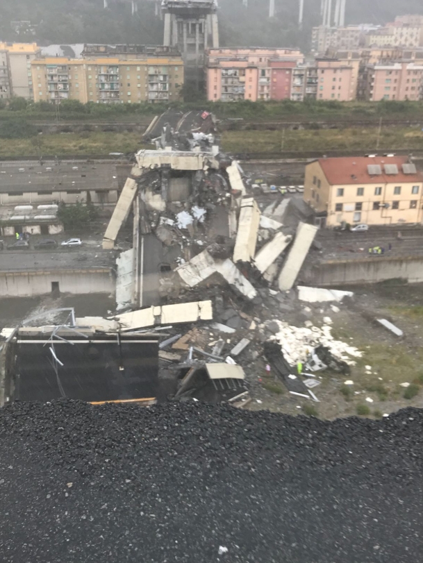 이탈리아 제노바에서 14일(현지시간) 모란디 다리 일부 구간의 교각과 상판이 무너지는 사고가 발생했다. 트위터 갭처