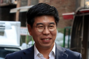 [법서라] 논란의 길목마다 선 백원우…文대통령 ‘키맨’에서 의혹 속 ‘키맨’으로