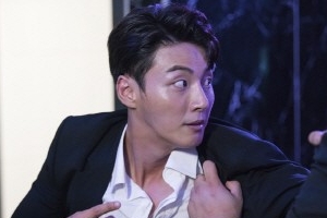 ‘친애하는 판사님께’ 윤시윤, 클럽 난투극 포착 ‘베일 듯한 눈빛’