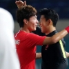 [포토] 대한민국 vs 바레인, ‘해트트릭’ 황의조 반기는 손흥민