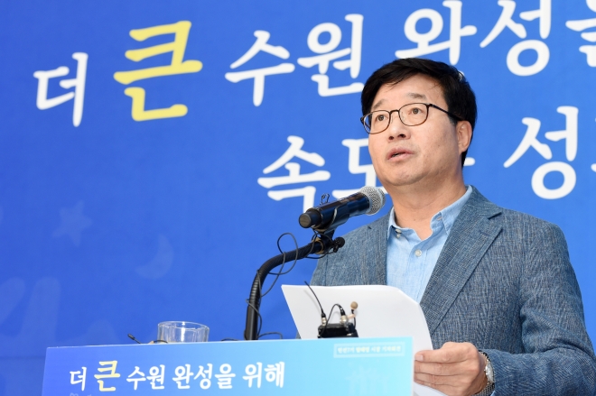 16일 수원시청 로비에서 민선 7기 첫 기자회견을 갖고 있는 염태영 수원시장 