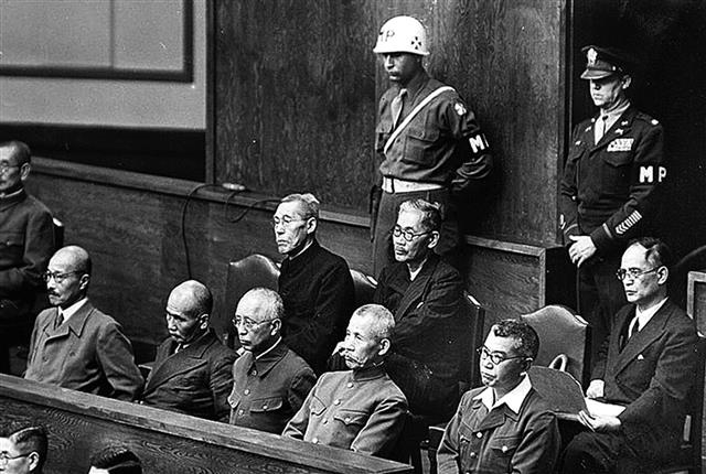 도쿄전범재판 선고일인 1948년 11월 12일 일본 A급 전범들이 법정에 앉아 있는 모습. 앞줄 왼쪽부터 도조 히데키 전 총리(사형), 오카 다카즈미 해군 중장(종신형), 우메즈 요시지로 육군 대장(종신형), 아라키 사다오 육군 대장(종신형), 무토 아키라 육군 중장(사형). 뒷줄 왼쪽부터 하라누마 기이치로 전 총리(종신형), 도고 시게노리 외무대신(징역 20년), 시게미쓰 마모루 외무대신(징역 7년). 섬앤섬 제공