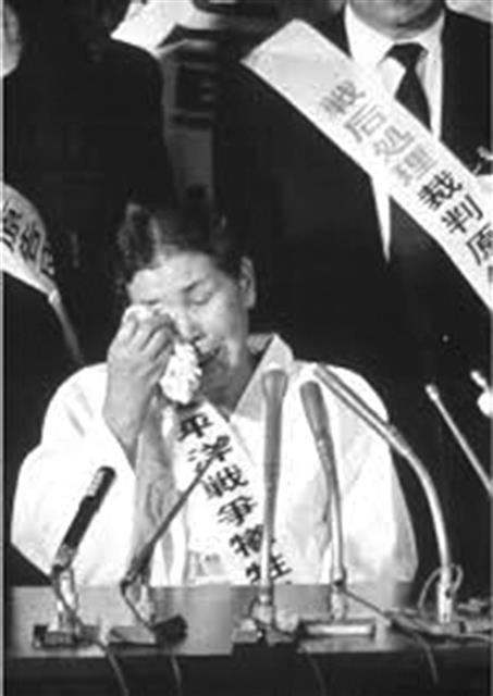 일본군 위안부 피해자 중 최초로 증언한 고 김학순 할머니가 1991년 12월 6일 일본 도쿄지방법원 기자회견장에서 자신이 겪었던 고통을 이야기하며 눈물을 닦고 있다. 일본군 위안부 문제는 한·일 관계 개선을 가로막는 가장 큰 외교적 현안이다. 섬앤섬 제공
