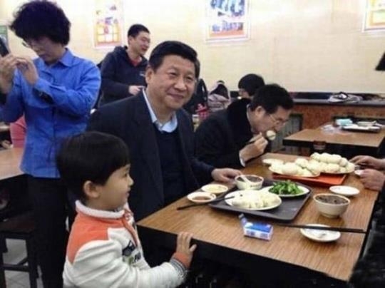 2013년 말, 베이징의 한 만두 체인점을 깜짝 방문한 시진핑 중국 국가주석의 모습. 출처 필명 ‘사해미전파’(四海微傳播)의 웨이보