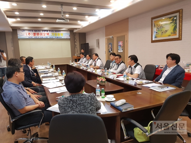 장영근 김포시 부시장을 비롯해 경기도 규제개혁추진단장이 기업애로를 겪고 있는 ㈜쎌바이오텍을 방문해 간담회를 갖고 있다. 김포시 제공