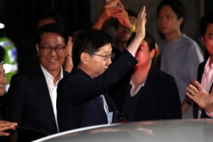 [포토] 구속영장 기각…지지자들 향해 손 흔드는 김경수 경남도지사