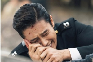 ‘미스터 션샤인’ 이병헌X김태리, 눈물 열연 포착 ‘무슨 일?’