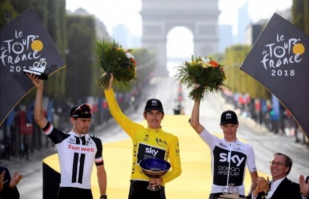 32세에 첫 투르 드 프랑스 우승을 차지한 게에인트 토머스(가운데)와 같은 스카이 팀의 크리스 프룸. 로이터 자료사진  