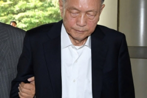 [포토] 부축받으며 재판 출석하는 김기춘