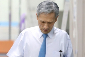 [포토] 고개 숙인채 첫 재판 출석하는 김관진