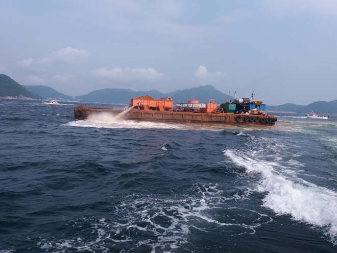 적조 방제를 위한 황토살포