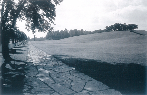 1946년의 우드랜드 공원묘지. 왼쪽 건물이 화장장이고 그 앞에 십자가가 있다. 오른쪽 언덕 위에 사각형으로 느릅나무를 심은 곳을 지나 뻗은 길로 들어서면 죽은 자들의 도시가 펼쳐진다. 숲 곁으로 산 사람들의 마을이 이어진다.