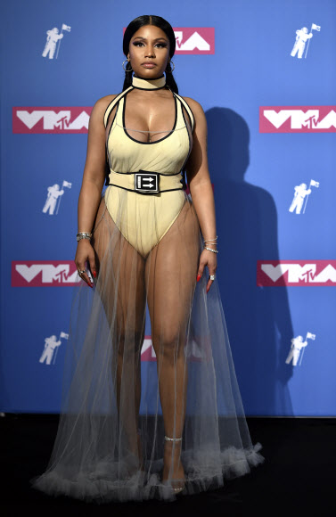 20일(현지시간) 미국 뉴욕 라디오시티 뮤직홀에서 열린 ‘2018 MTV 비디오 뮤직 어워즈’에서 베스트 힙합 비디오 부문에서 수상한 니키 미나즈가 프레스룸에서 트로피를 들고 포즈를 취하고 있다.<br>AP 연합뉴스