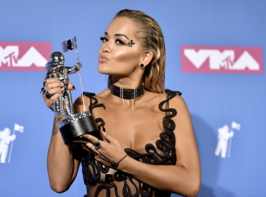 20일(현지시간) 미국 뉴욕 라디오시티 뮤직홀에서 열린 ‘2018 MTV 비디오 뮤직 어워즈’에서 베스트 댄스 비디오 부문에서 수상한 리타 오라가 프레스룸에서 트로피를 들고 포즈를 취하고 있다.<br>AP 연합뉴스