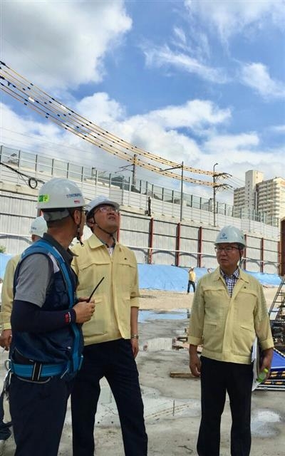 오승록(가운데) 서울 노원구청장이 21일 재해 취약지역을 찾아 현장점검을 하고 있다.  노원구 제공